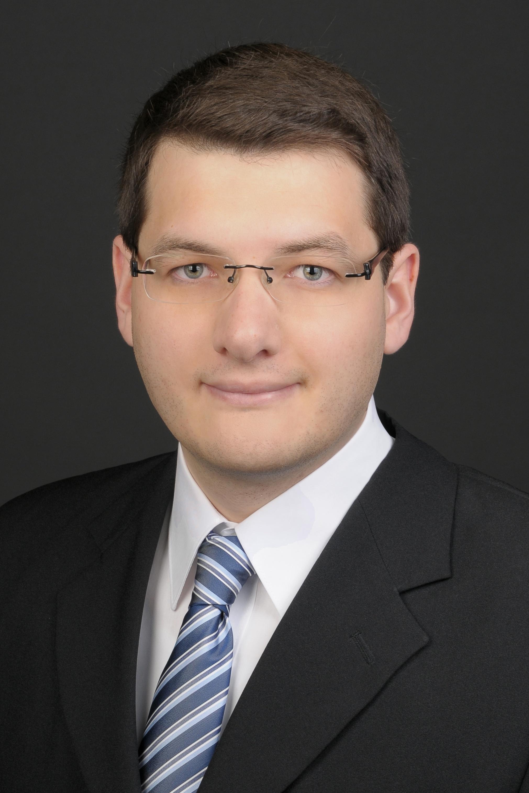 Portrait photo of Eduard Theiss – the founder of E.T. Consulting